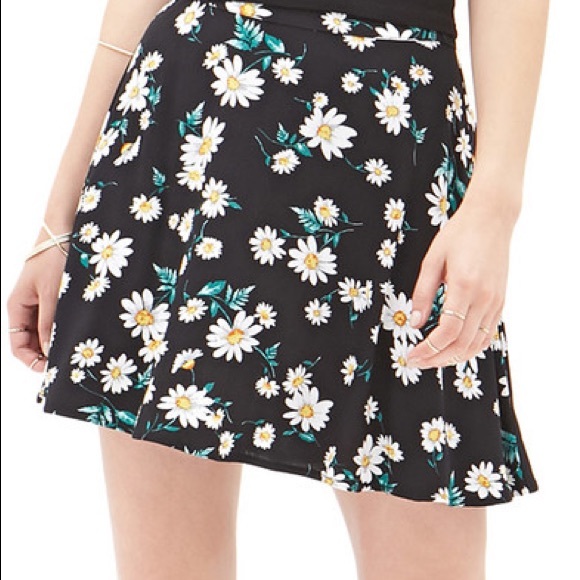 F21 Daisy print black skater skirt - Picture 2 of 8